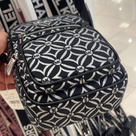 Michael Kors Jet Set Medium Signature Logo Crossbody Bag
Black /Silver Jacquard - Picture 14 of 16